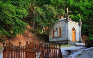Космо-Дамиановский монастырь — самое религиозное место в окрестностях Алушты