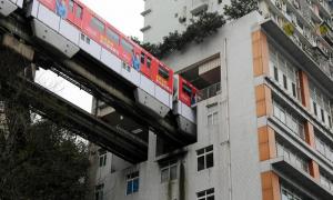 В китае впервые в мире метро проложили сквозь жилой многоэтажный дом Поезд едет через дом